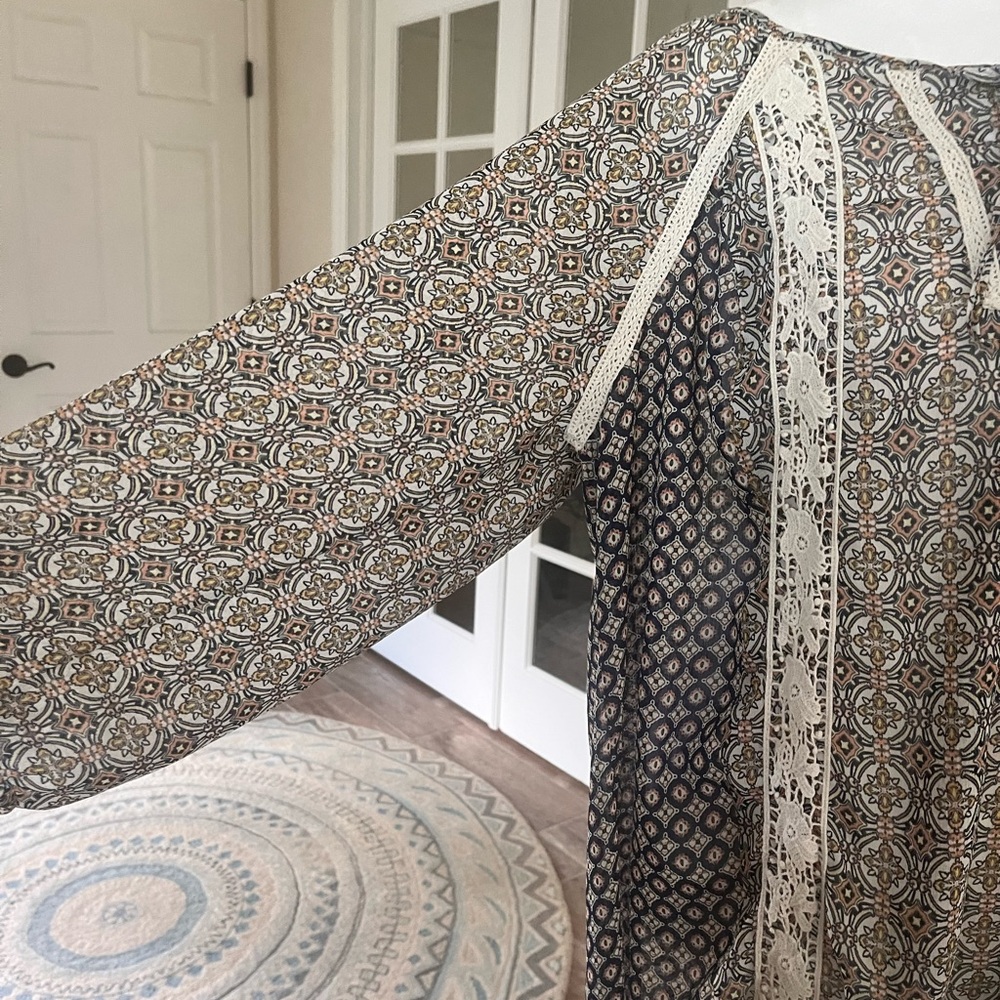 Elegant Blue Patterned Blouse - Picture 7 of 8
